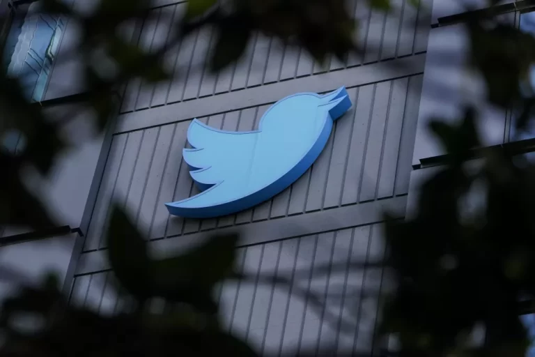 Elon Musk enters Twitter HQ w/ sink in hand: ‘Let that sink in!’