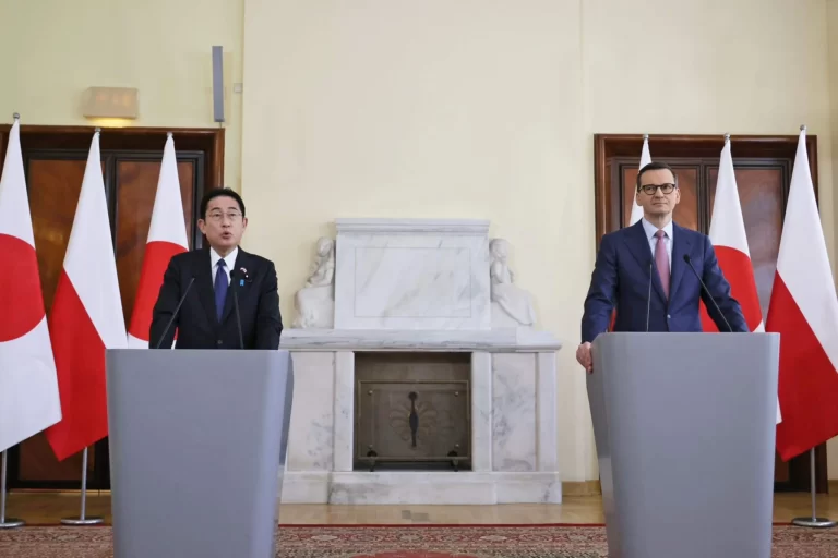 Japanese PM Fumio Kishida makes surprise visit to Poland