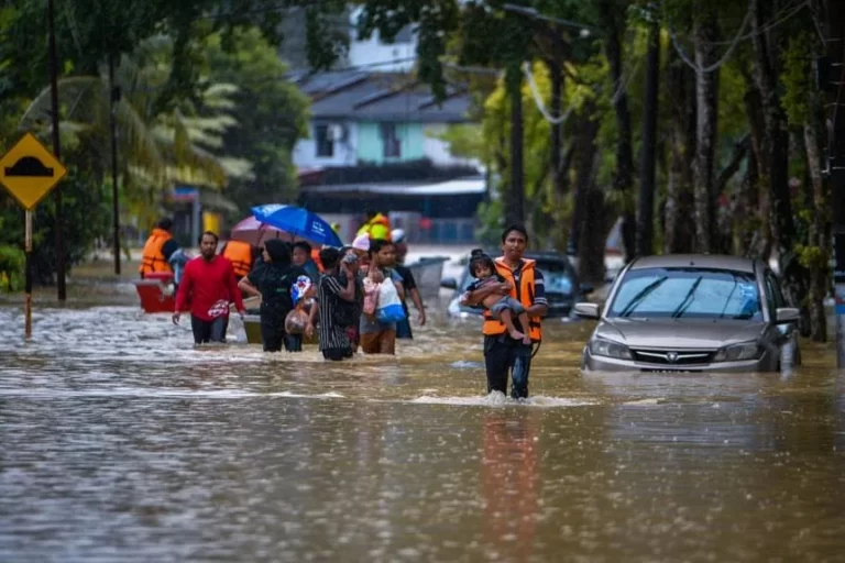 Flooding Malaysia forces 40,000 people to flee homes, 10 districts in Johor have been hit by flooding