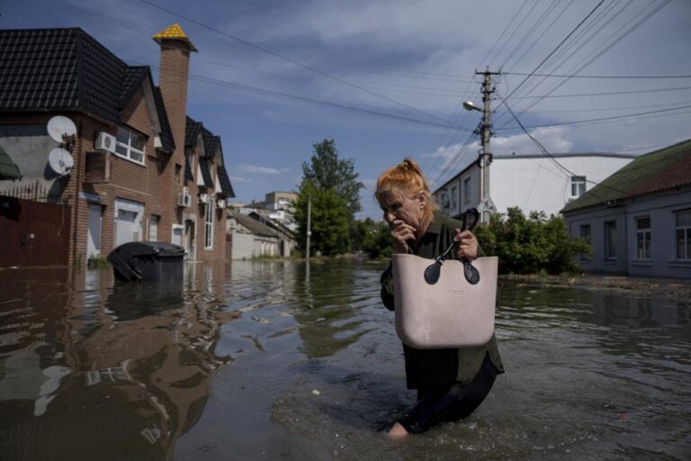Ukrainian dam destroyed, thousands evacuated due to flooding