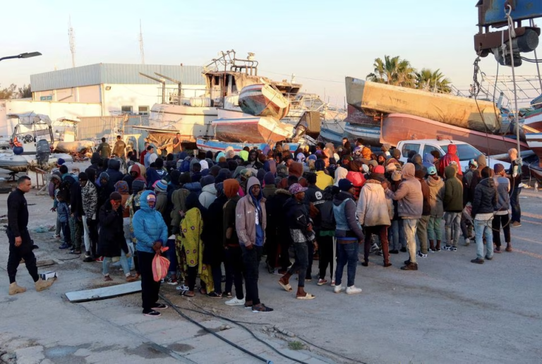 Tunisia moves hundreds of migrants from desolate border area
