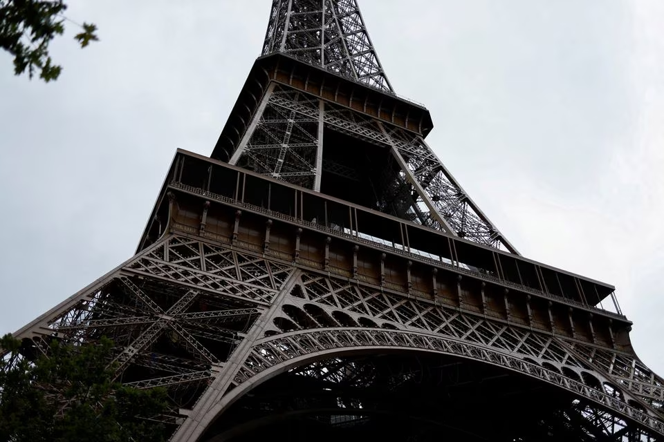 Eiffel Tower briefly evacuated after bomb threat