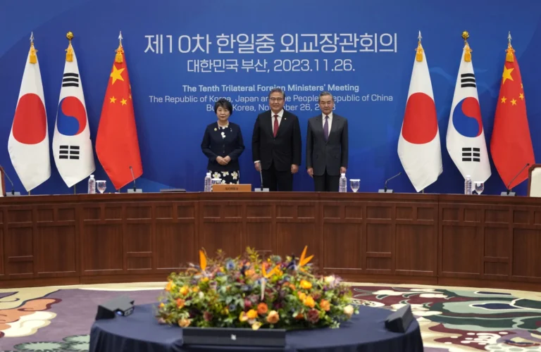 Japan, China, South Korea to arrange summit at early date