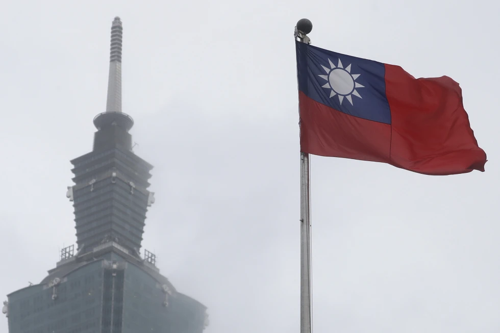 China keeps up military pressure on Taiwan