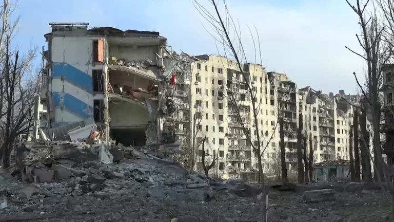 Ukrainian troops pull back again as Russia’s onslaught pushes ahead in eastern Ukraine