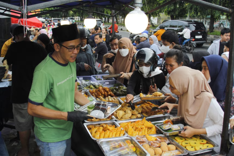 Playful ‘takjil war’ showcases tolerance in Indonesia during Ramadan