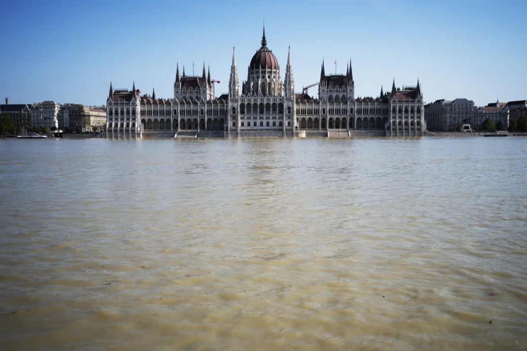 Floods in Central Europe threaten new areas. Heavy rains also inundate parts of Italy