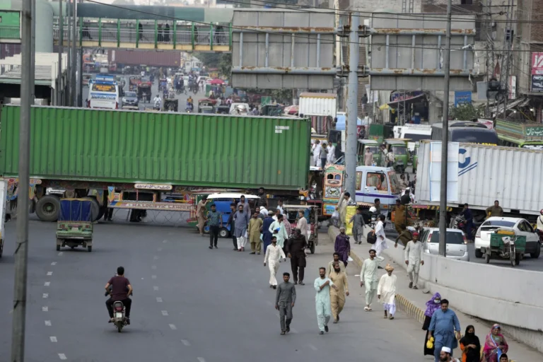 Militants kill 6 Pakistani soldiers in a shootout
