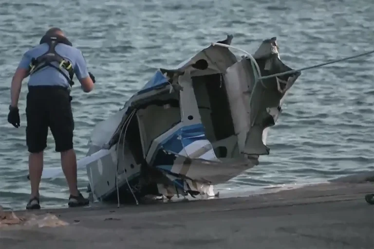 A seaplane crashes near an Australian Tourist island, leaving 3 people dead and 3 others injured
