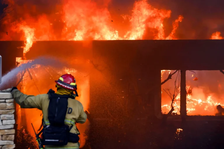 Palisade, Los Angeles fire out of control, 30,000 residents evacuated