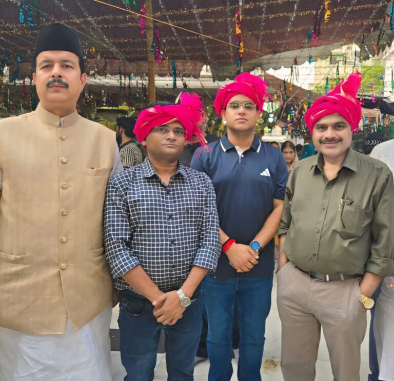 Dr. Javed Farooqui and Additional DCP Vishnu Kumar, IAS officer Avitek Srivastava Visit Nizamuddin Dargah