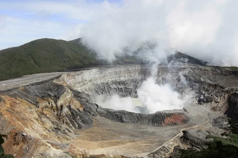 Alert Raised for Poás Volcano as Eruptive Activity Increases in Costa Rica