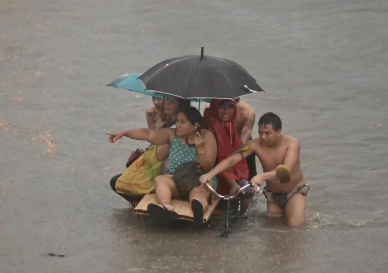 Flash Floods Sweep Through Manila, Forcing Thousands to Flee