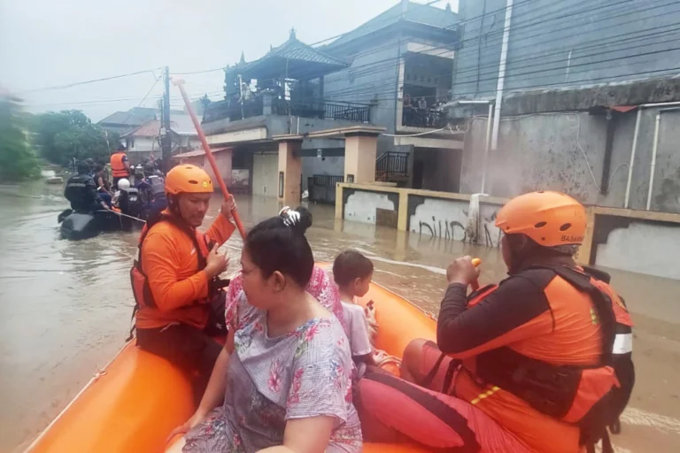 At Least 15 Dead, 10 Missing as Flash Floods Sweep Indonesia