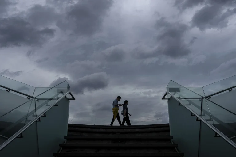 Hong Kong Shuts Down as Super Typhoon Ragasa Nears with Winds of 220 km/h
