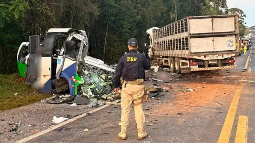 Brazil bus-lorry head-on crash kills more than 20, Dozens injured