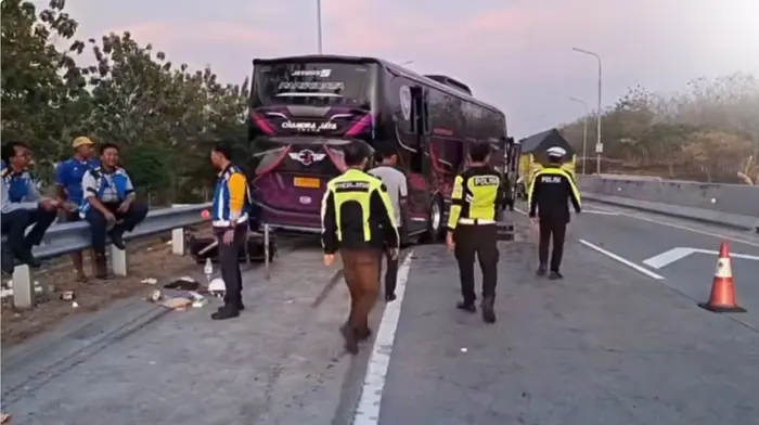 3 killed, 19 injured in bus-truck collision in Indonesia’s East Java