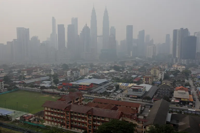 Malaysia shuts schools as Indonesian fire haze pushes air pollution to unhealthy levels
